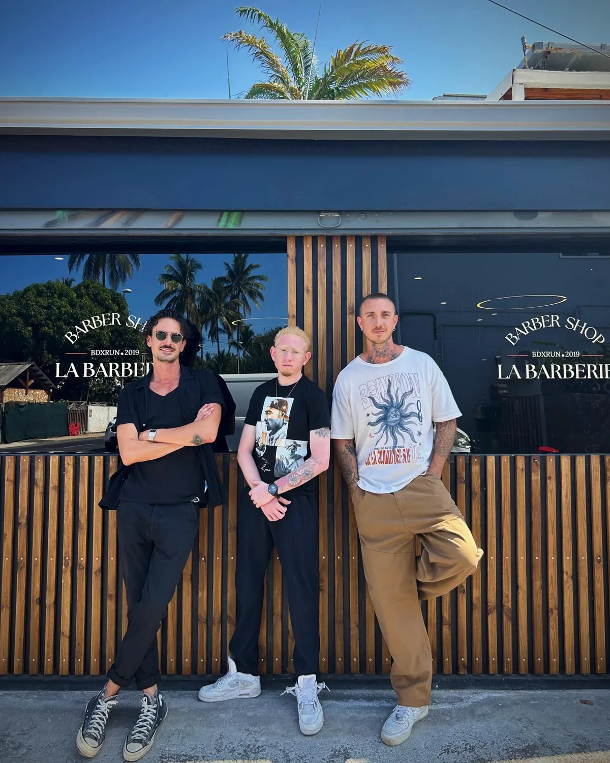 L'équipe de La Barberie devant le salon de La Saline