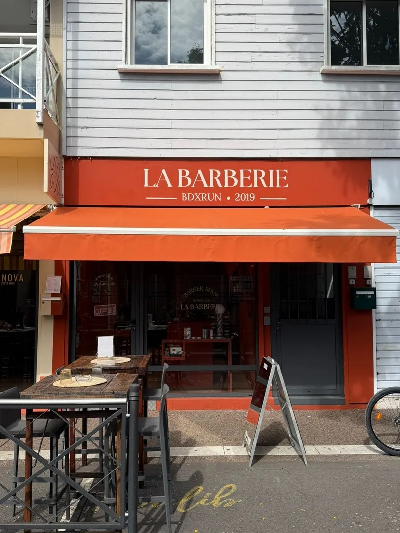 La façade du salon de Saint-Paul, rue Évariste de Parny
