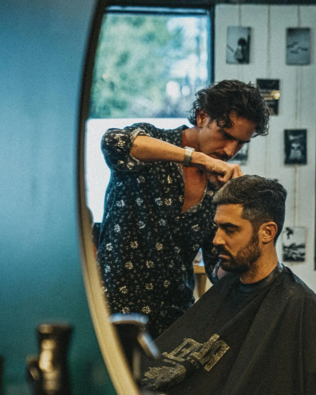 Massage du visage après un rasage à l'ancienne